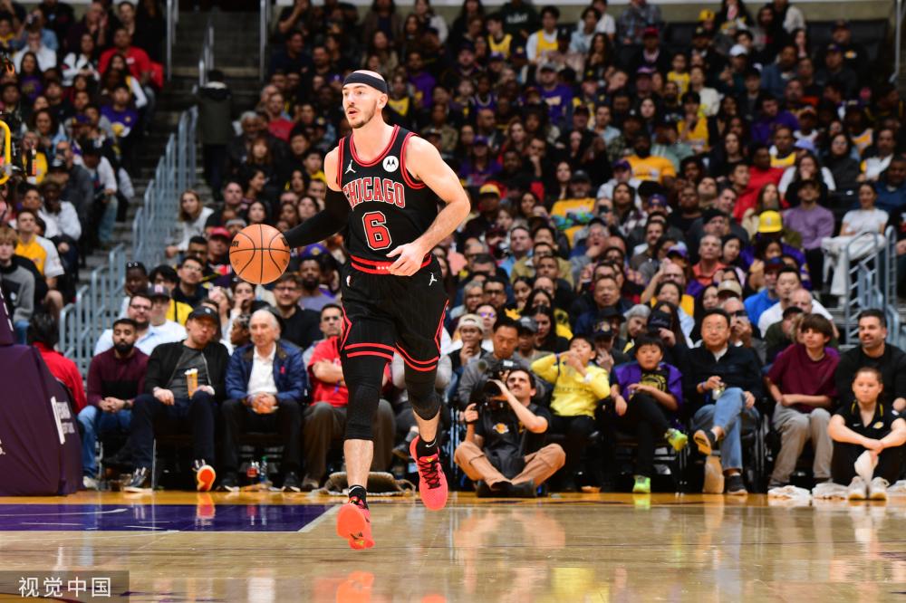 希罗首节得分上双，禁区压哨补篮率热火领先.