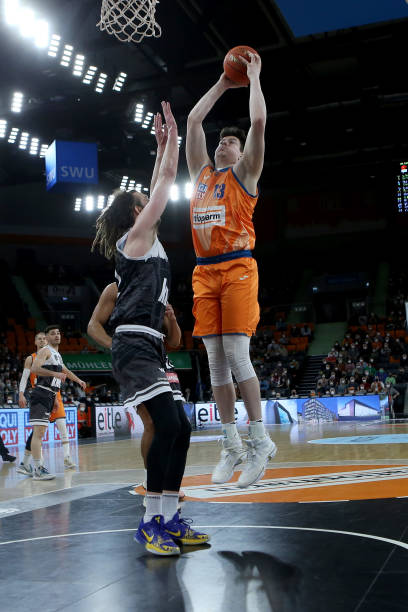 世体：弗里克成功说服巴伊切蒂奇，后者优先考虑巴萨